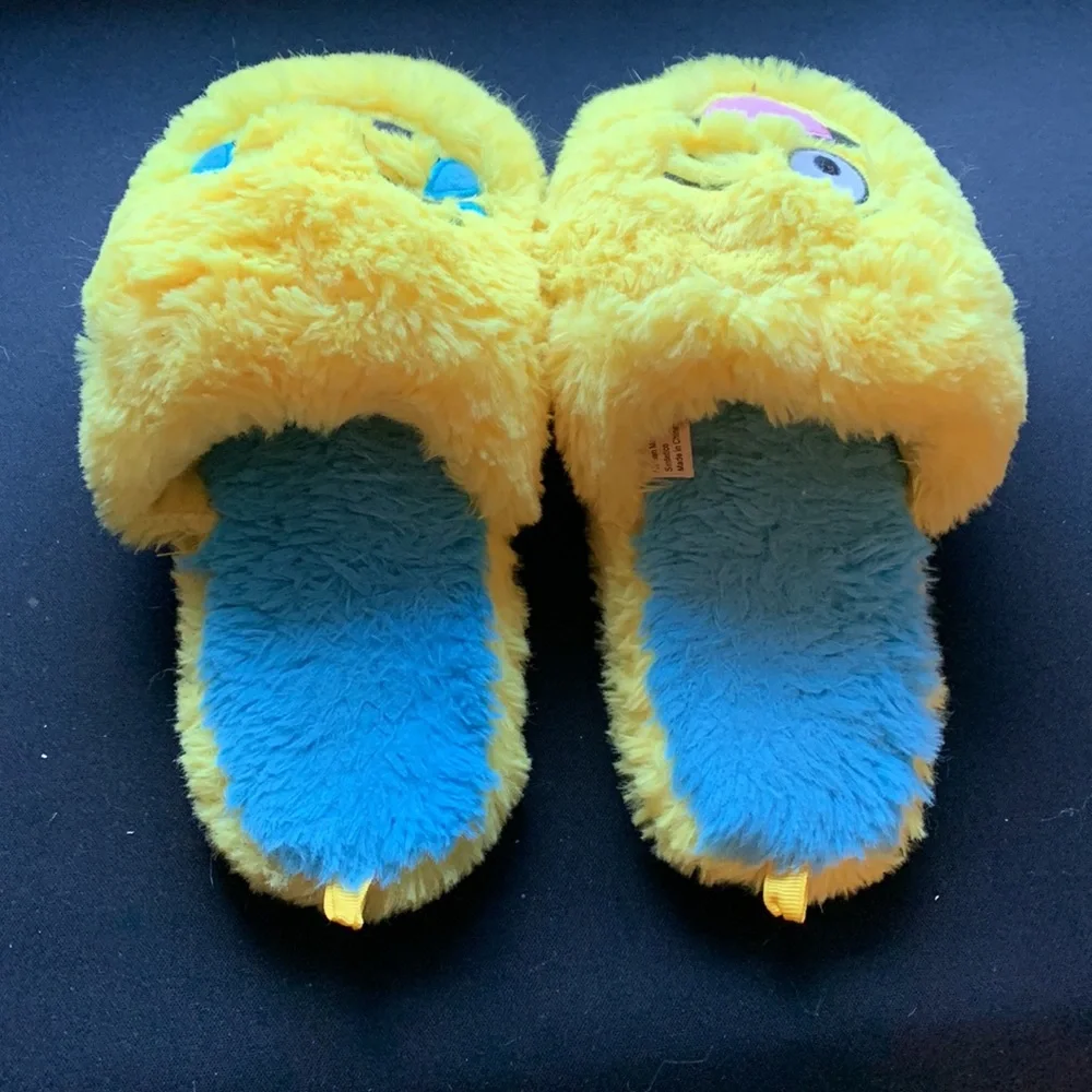 Kids Emoji slippers size boys‎ size medium (13-1)
